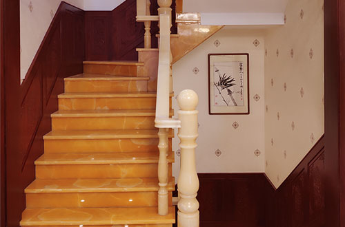 汝城中式别墅室内汉白玉石楼梯的定制安装装饰效果